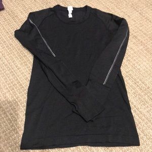 WOMENS SIZE 6. LULU LEMON FITTED TOP BLACK W/ WHITE TRIM ON SLEEVES REFLECTIVE.